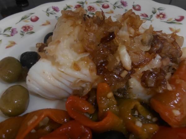 BACALAO A LA PLANCHA CON CEBOLLA CONFITADA 