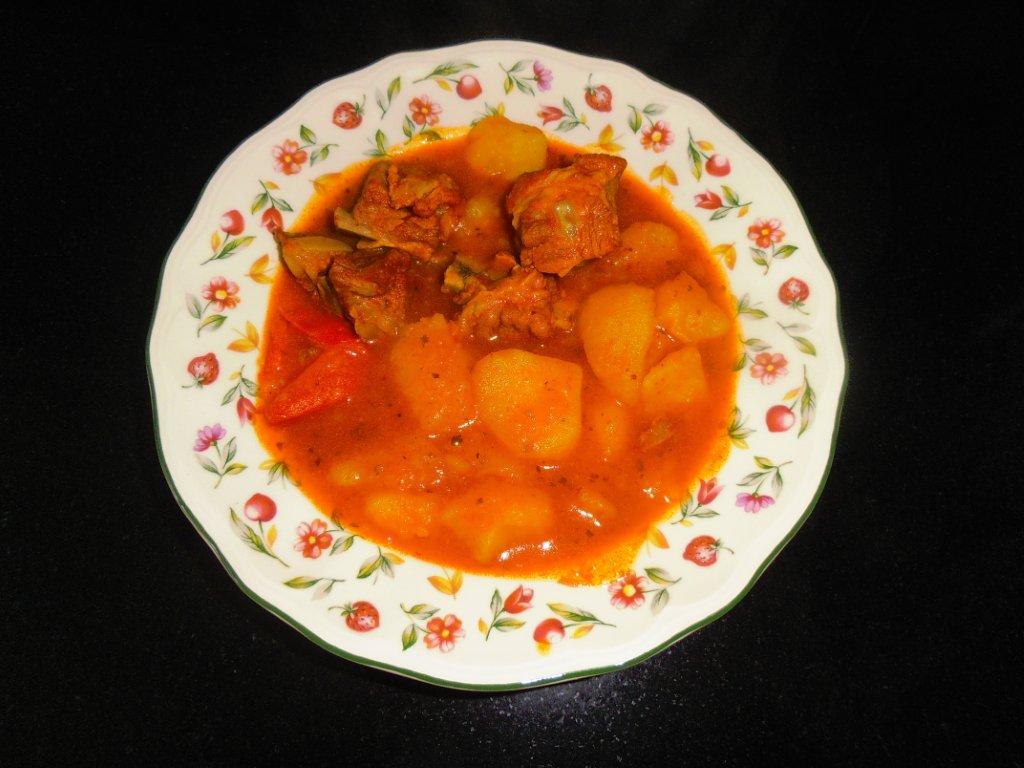Patatas guisadas con costillas de cerdo