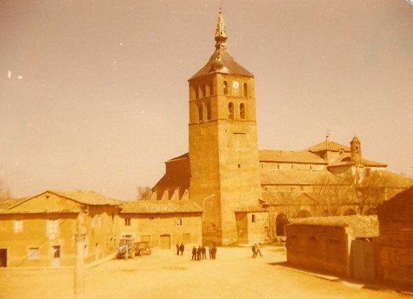 As� estaba mi pueblo cuando yo march� de �l. Vista de la iglesia y la plaza en 1979 desde la ventana del ayuntamiento.