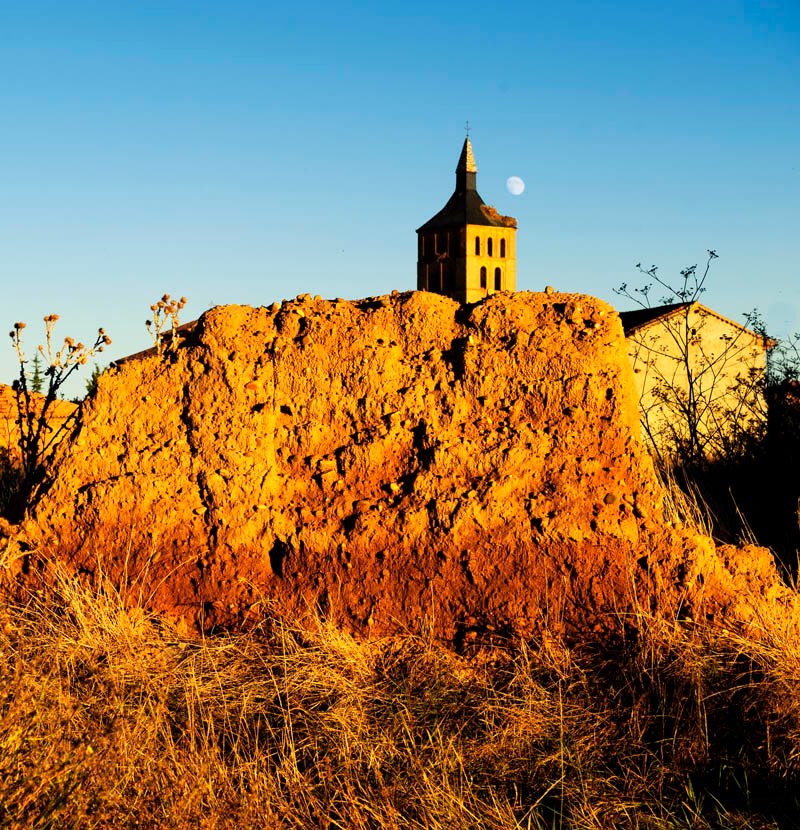 Antiguo tapial con la torre y la luna al fondo. Preciosa y representativa foto que ha debido de ser hecha por Jos� �mez.
